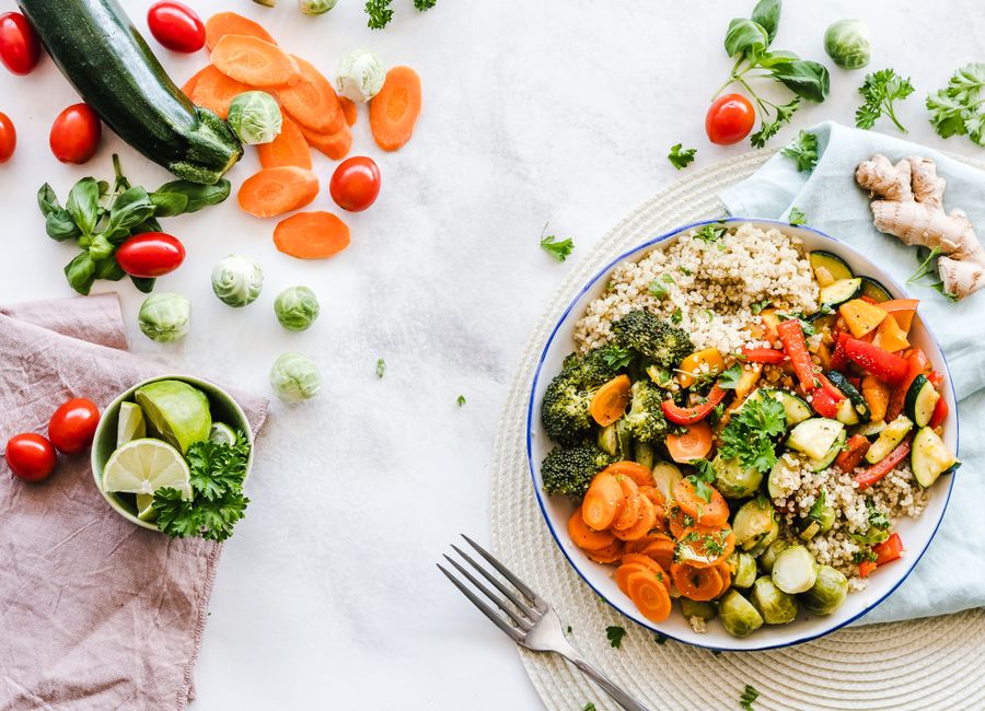 Prato equilibrado com vegetais e grãos, símbolo de nutrição saudável