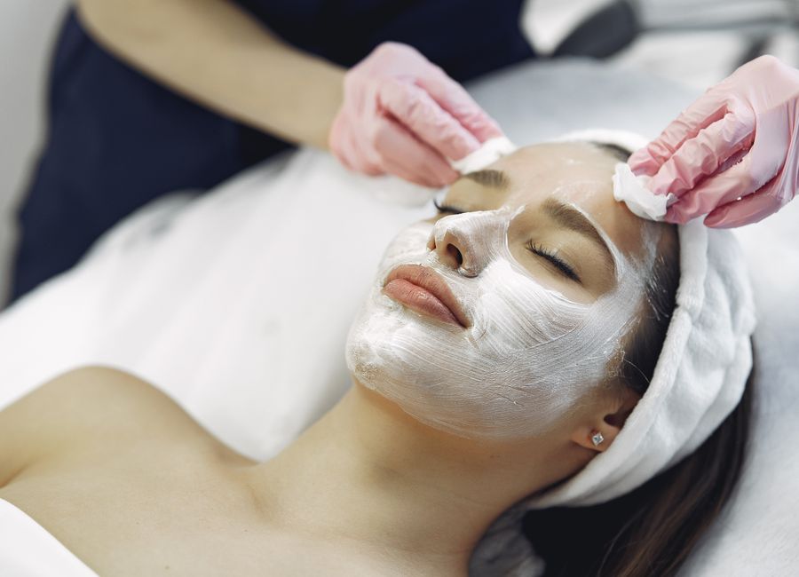 Procedimento estético facial em ambiente clínico